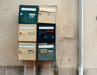 Ces boîtes aux lettres sont marquées d'une dizaine de noms et de sociétés dont certaines ont pu être utilisées pour blanchir de l'argent, fausser des marchés publics ou capter des millions d'euros pour alimenter tout le système.